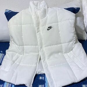 NIKE THERMA-FIT OVERSIZED PUFFER WHITE VEST SIZE MEDIUM 
NWT